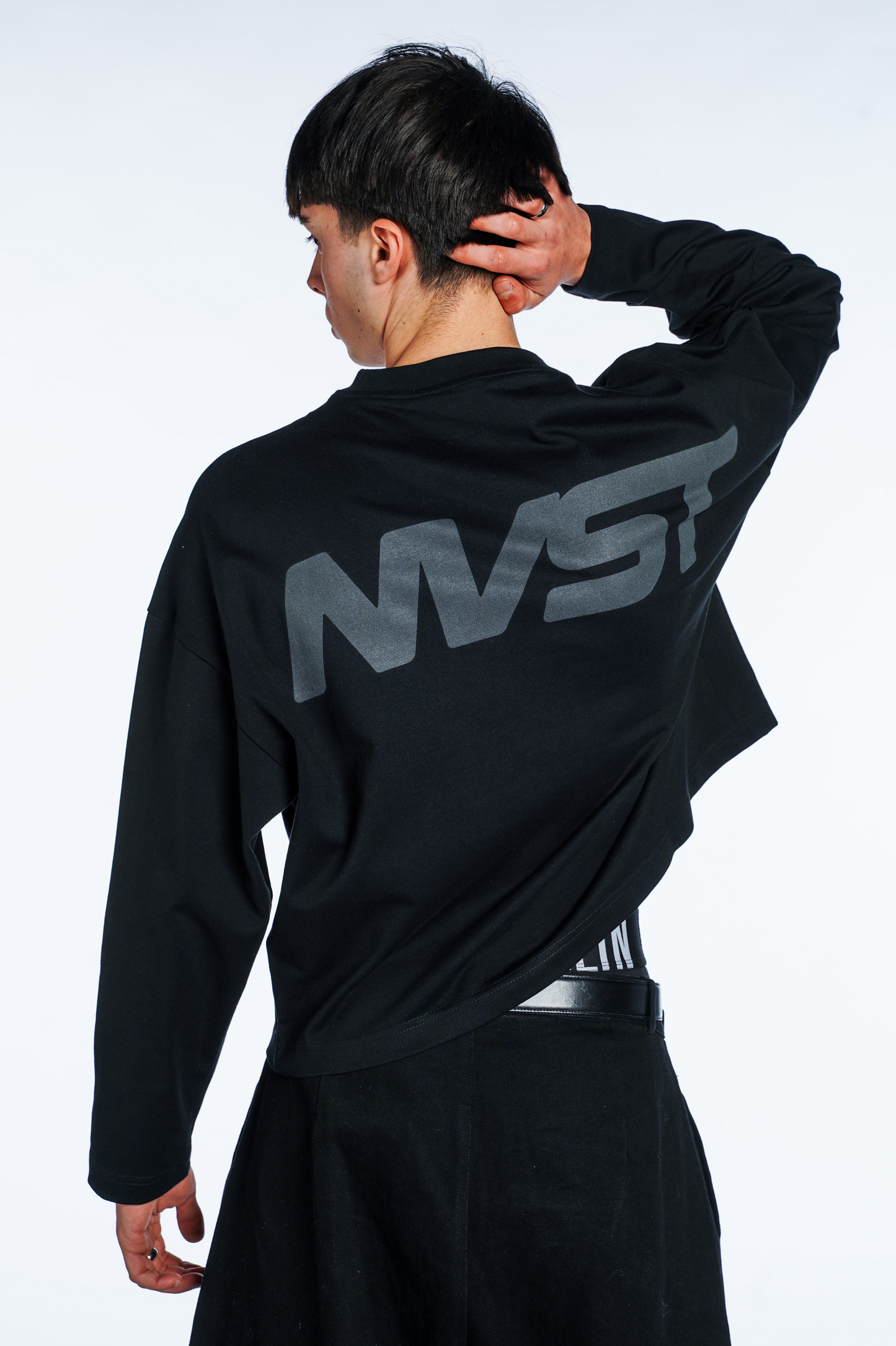 BLACK LONGSLEEVE CROPPED FIT CONFIDENCE