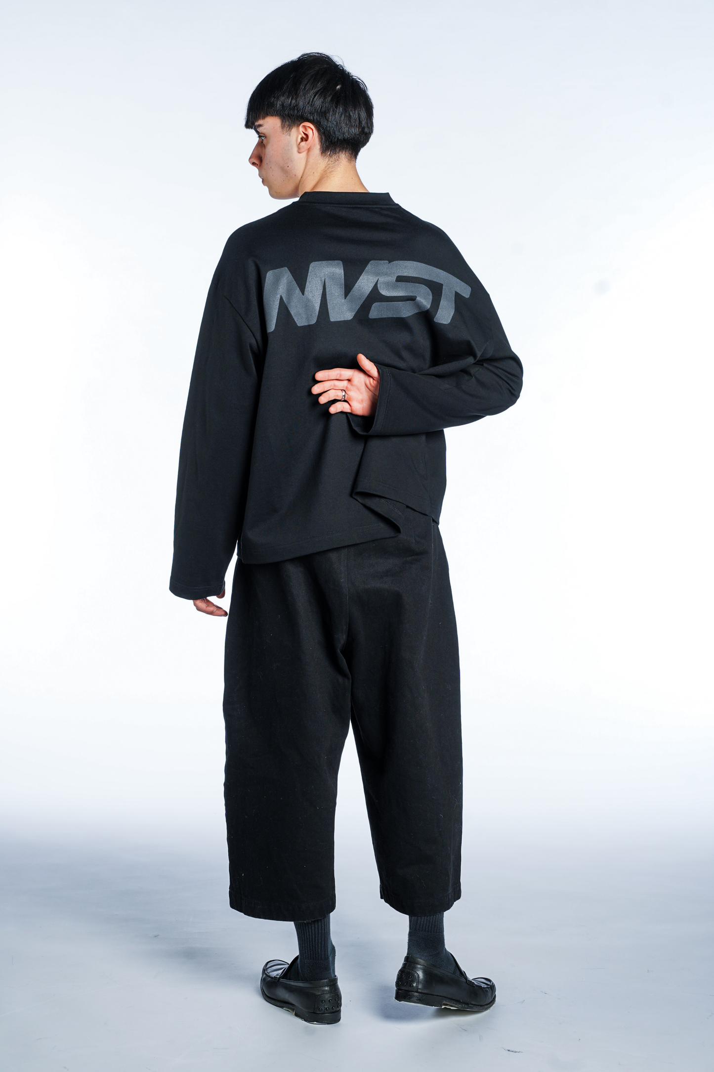 BLACK LONGSLEEVE REGULAR FIT CONFIDENCE