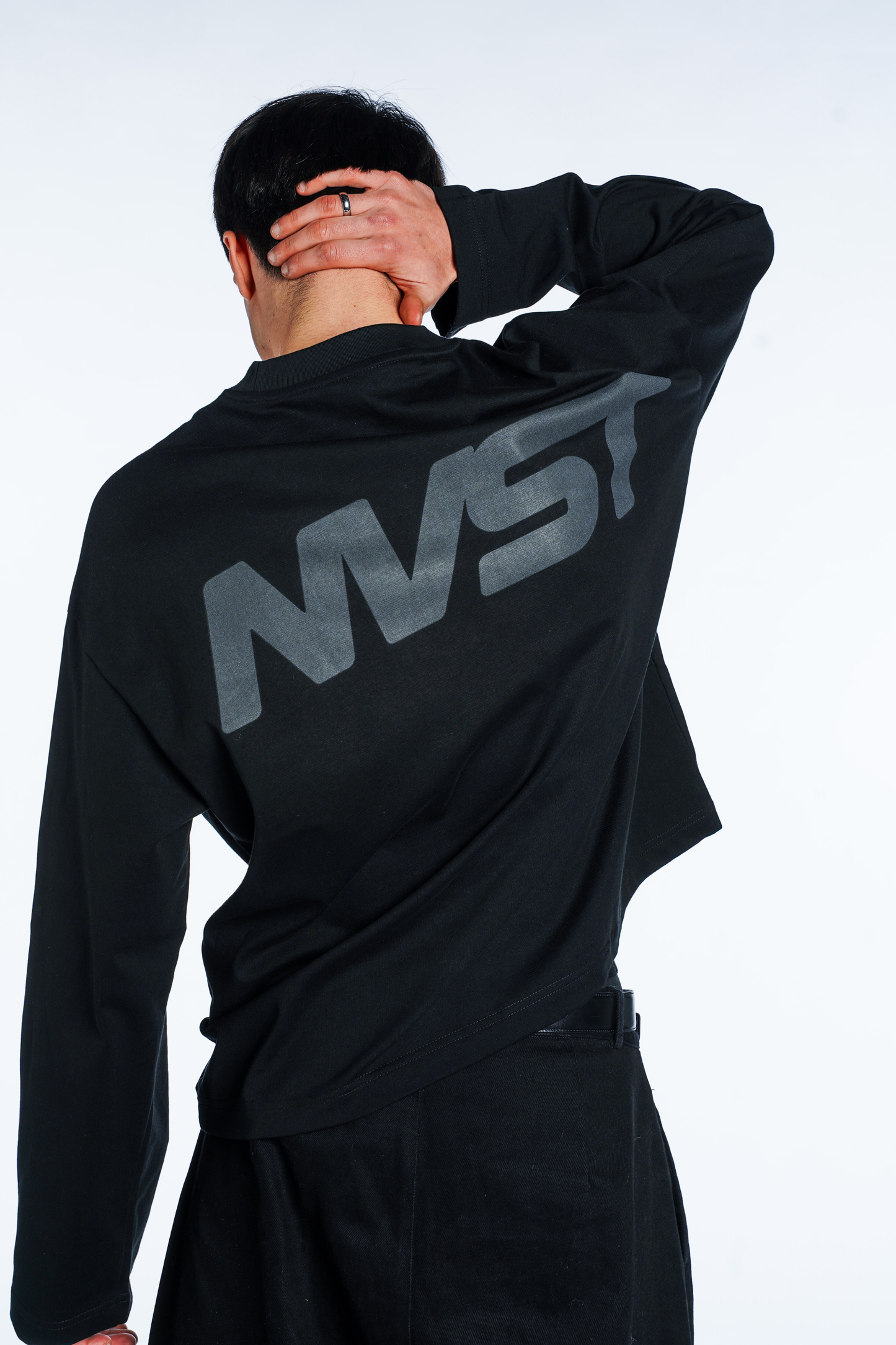 BLACK LONGSLEEVE REGULAR FIT CONFIDENCE