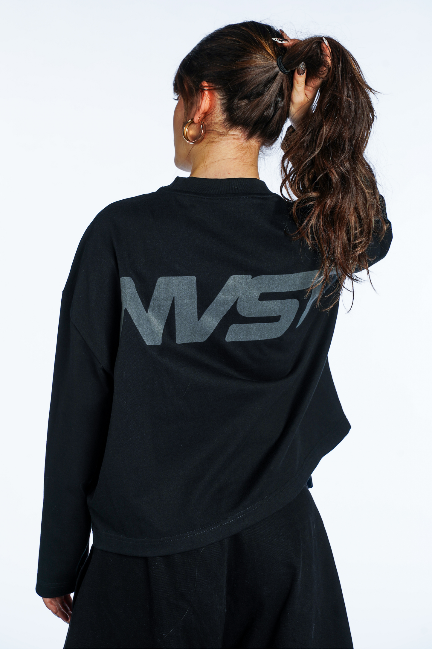 BLACK LONGSLEEVE CROPPED FIT CONFIDENCE