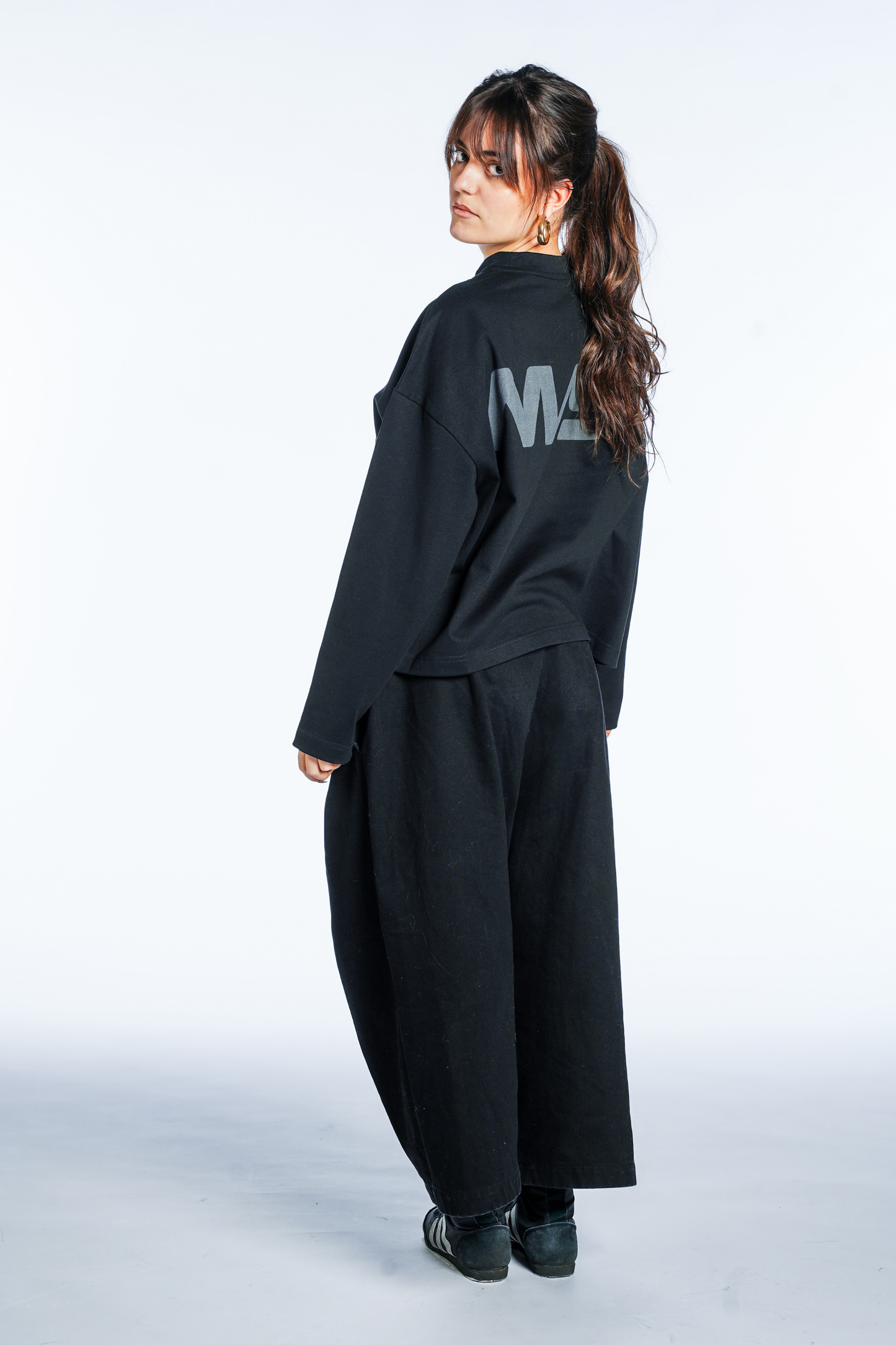 BLACK LONGSLEEVE REGULAR FIT CONFIDENCE