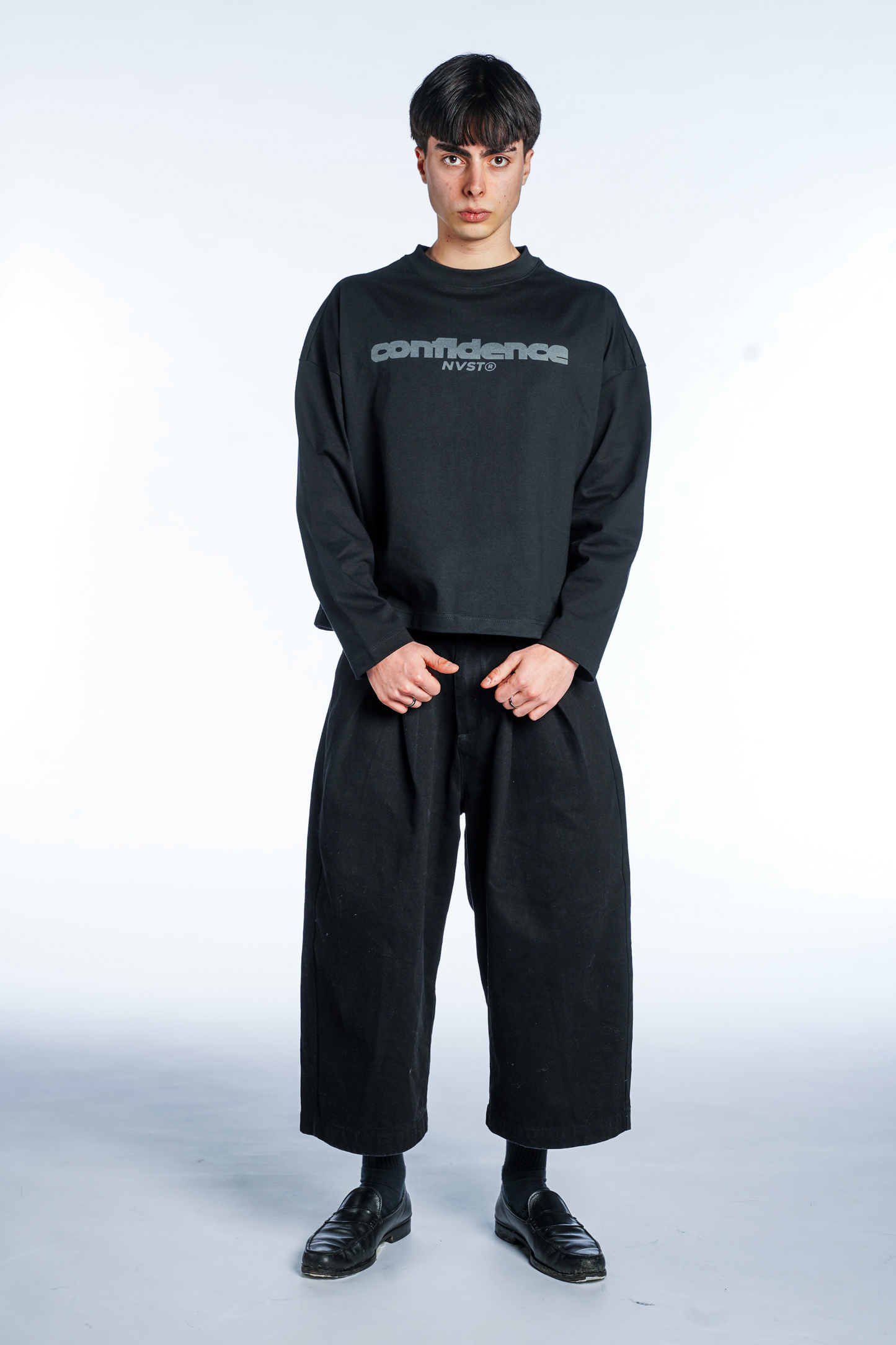 BLACK LONGSLEEVE CROPPED FIT CONFIDENCE