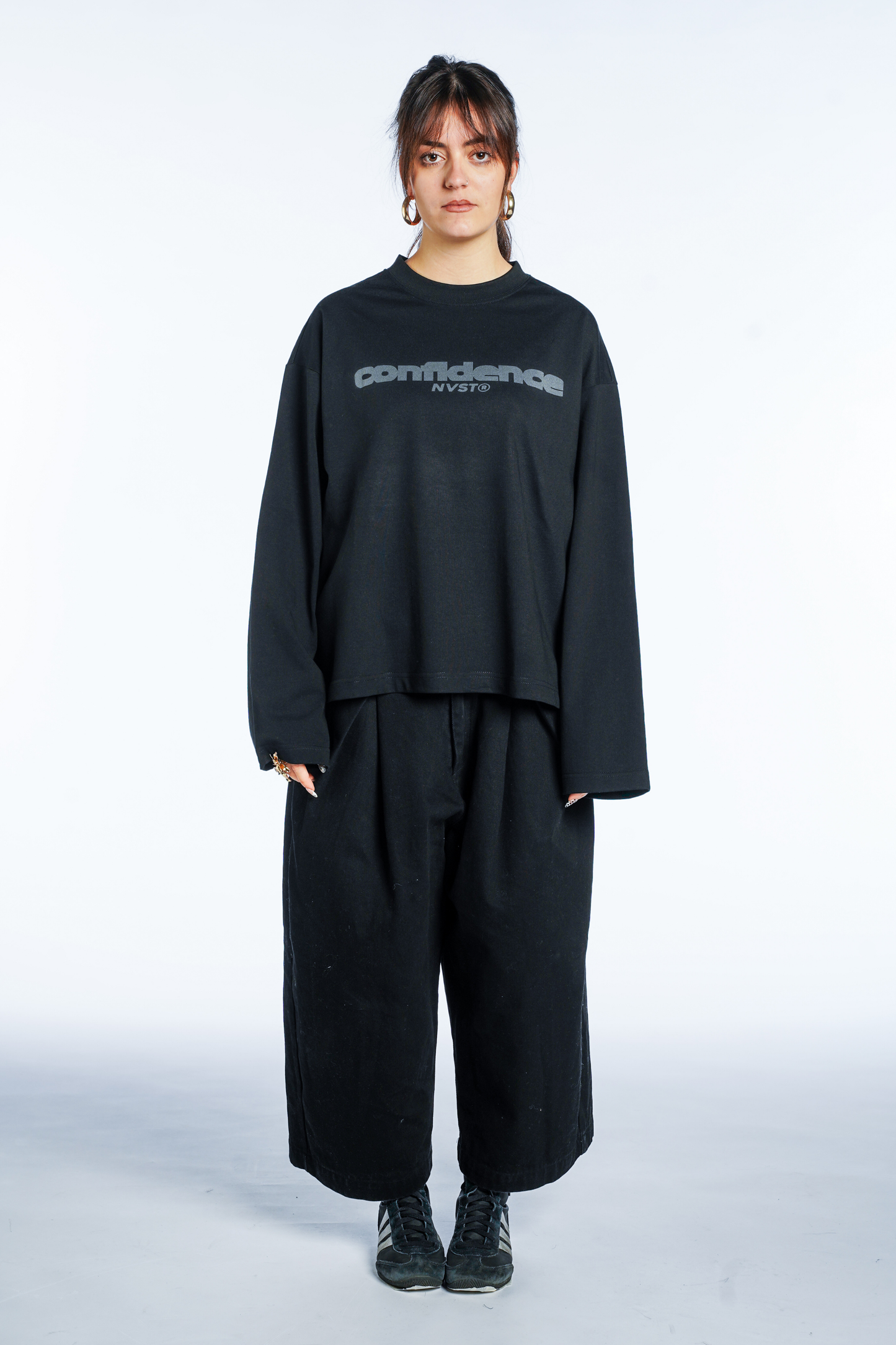 BLACK LONGSLEEVE CROPPED FIT CONFIDENCE