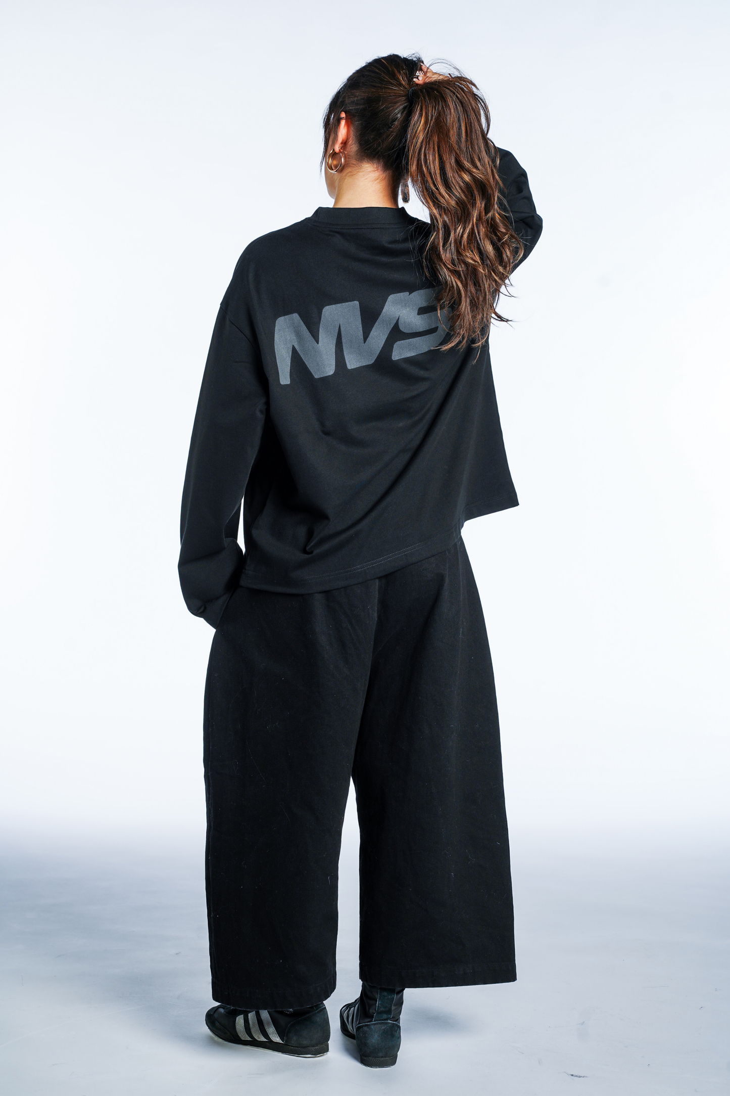 BLACK LONGSLEEVE CROPPED FIT CONFIDENCE
