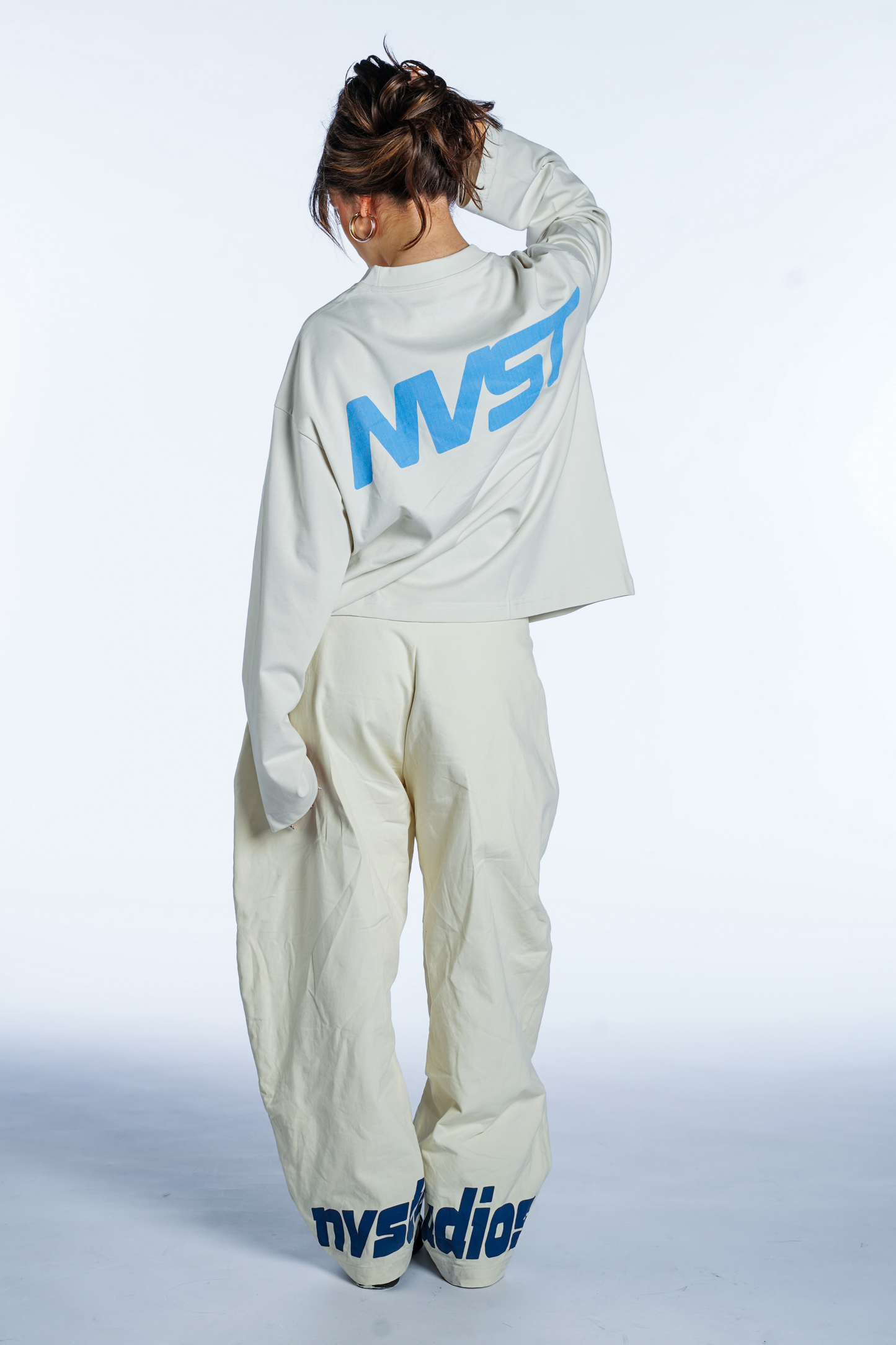 WHITE LONGSLEEVE CROPPED FIT CONFIDENCE