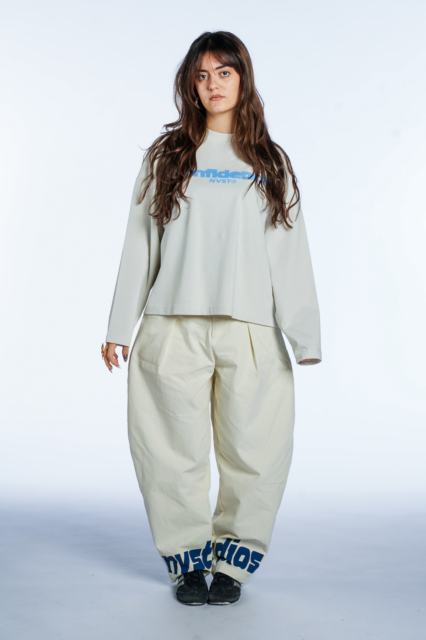 WHITE LONGSLEEVE CROPPED FIT CONFIDENCE