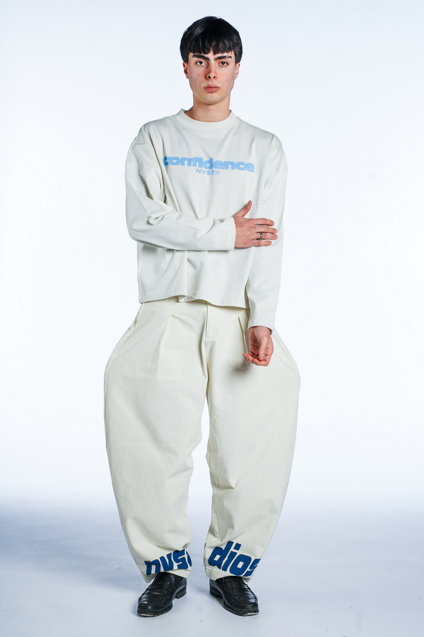 WHITE LONGSLEEVE CROPPED FIT CONFIDENCE