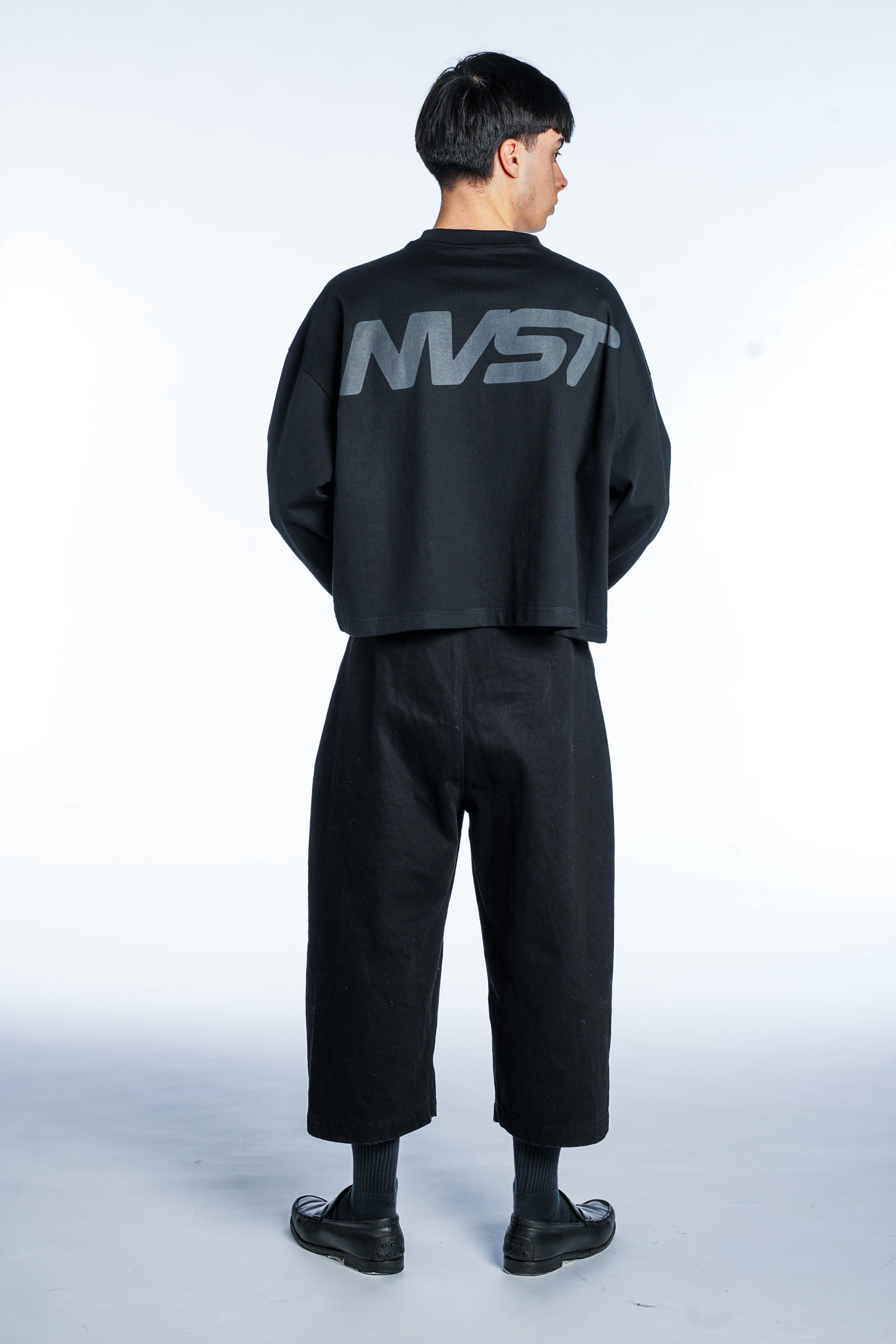 BLACK LONGSLEEVE CROPPED FIT CONFIDENCE