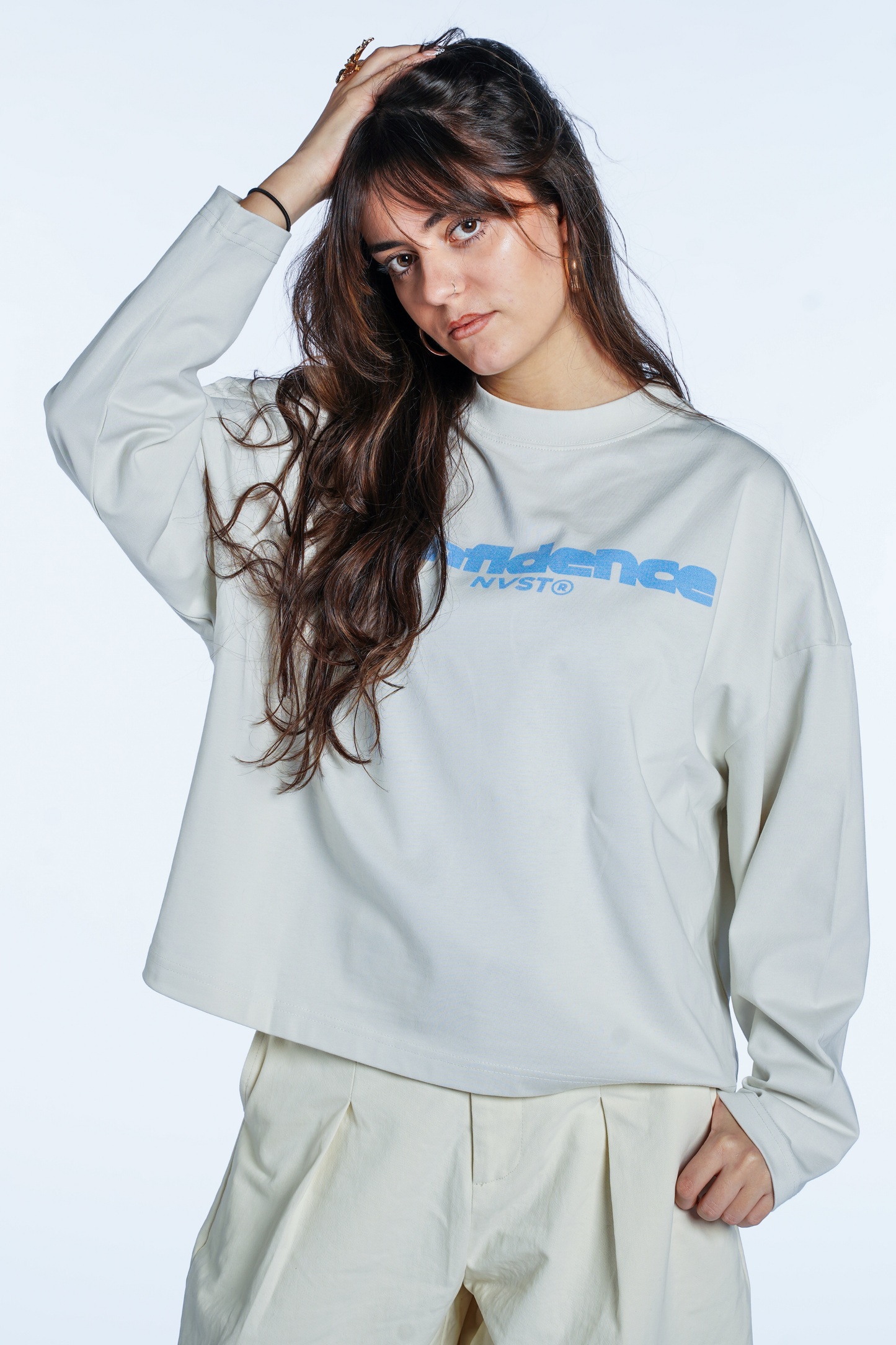 WHITE LONGSLEEVE CROPPED FIT CONFIDENCE