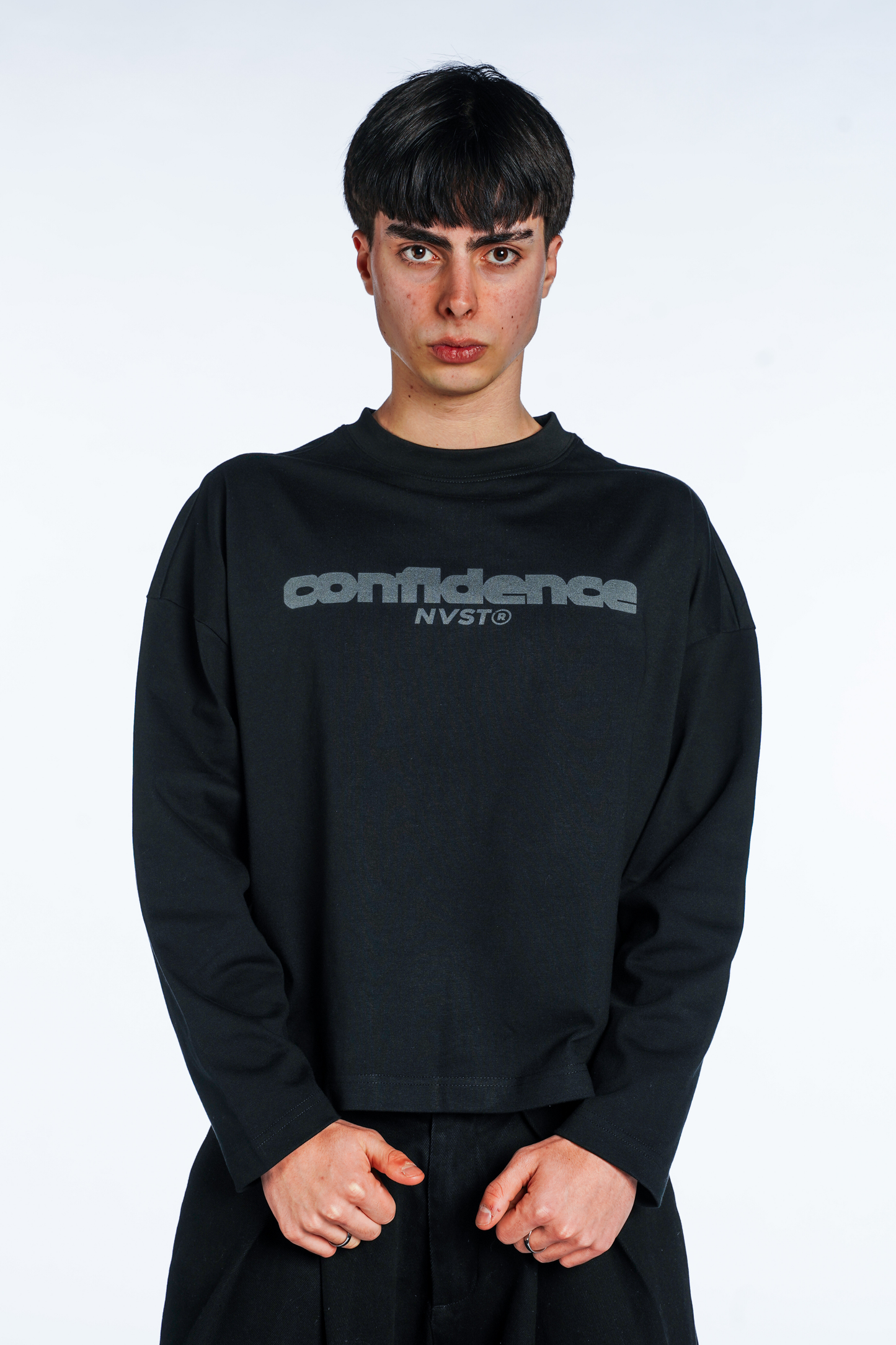 BLACK LONGSLEEVE CROPPED FIT CONFIDENCE